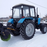 Трактор коммунальный уборочный на базе МТЗ Беларус 82.1 (с отвалом и щеткой)