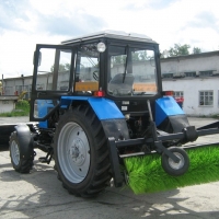 Трактор коммунальный уборочный на базе МТЗ Беларус 82.1 (с отвалом и щеткой)